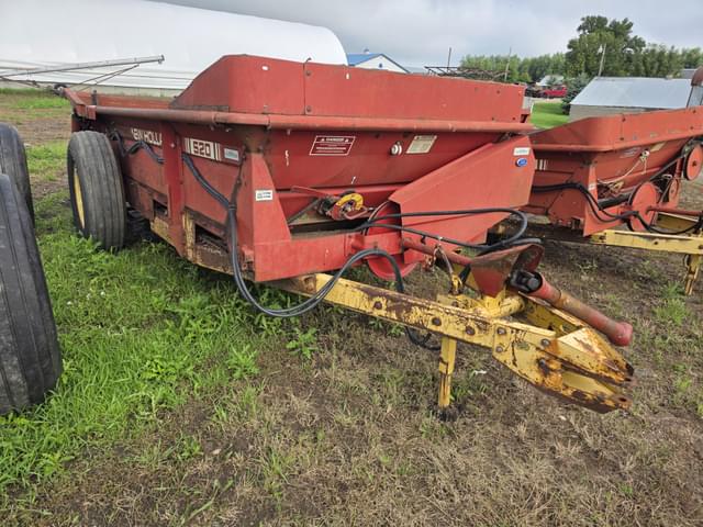 Image of New Holland 520 equipment image 1