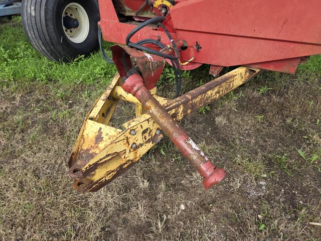 Image of New Holland 520 equipment image 4