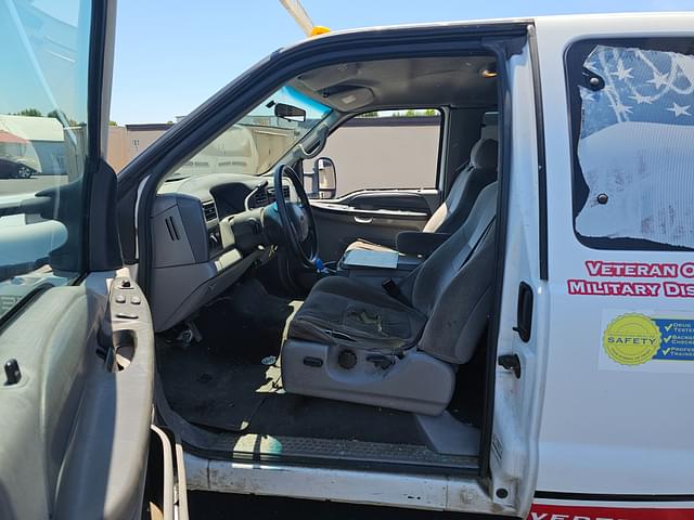 Image of Ford F-350 equipment image 4