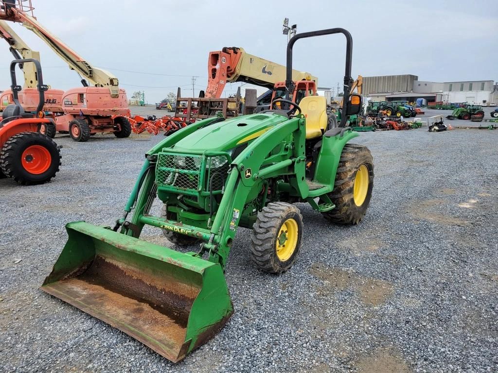 2018 John Deere 3033R Equipment Image0