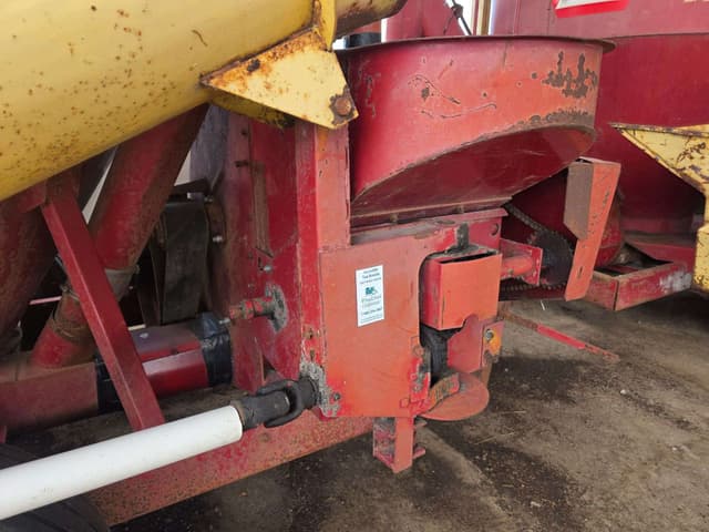Image of New Holland 352 equipment image 4