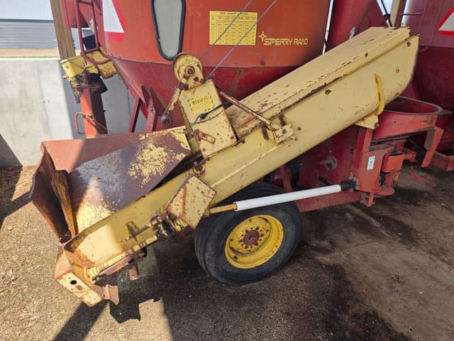 Image of New Holland 352 equipment image 2