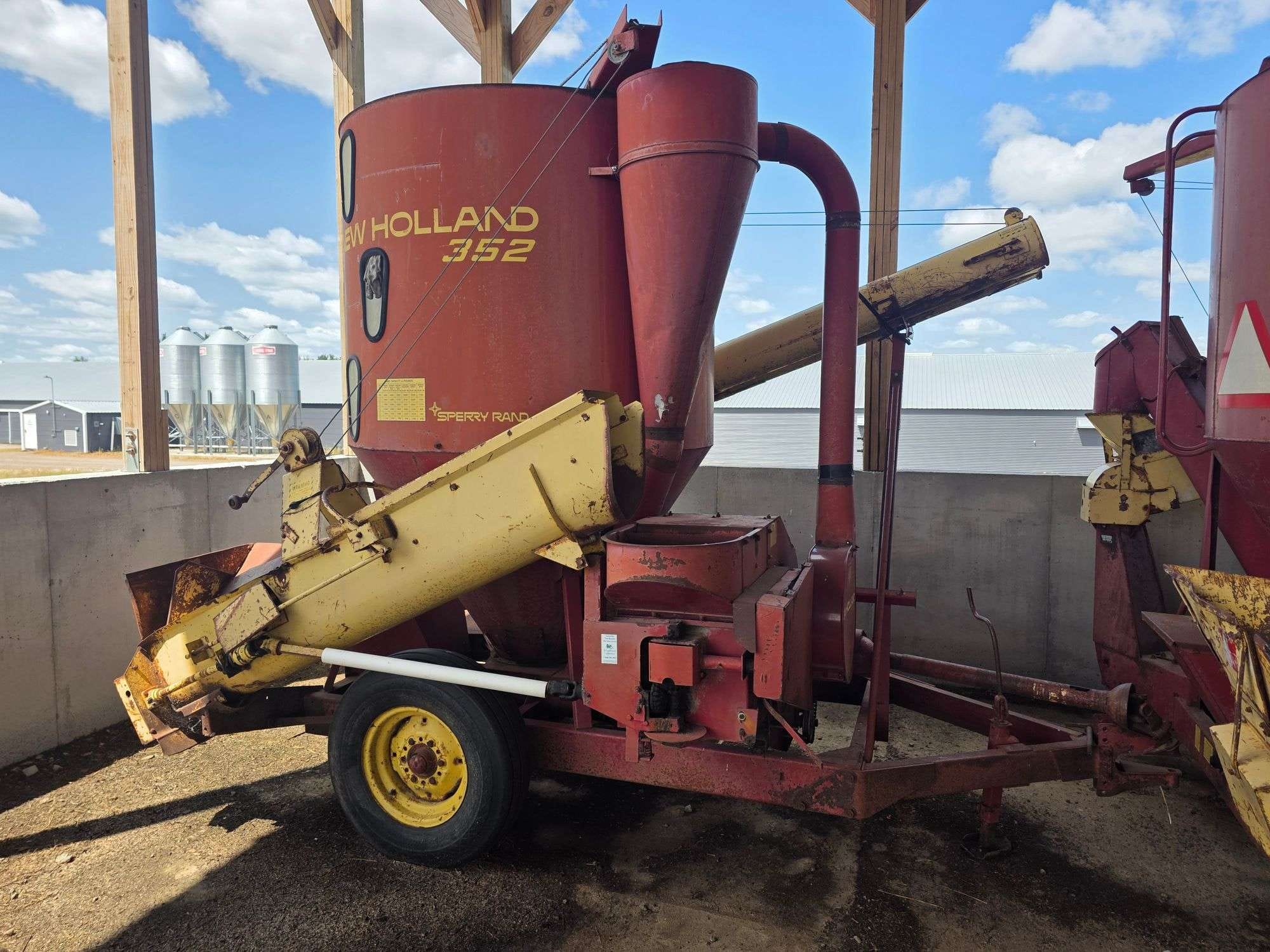 New Holland 352 Equipment Image0