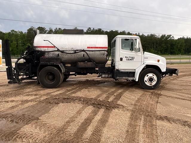 Image of Freightliner FL70 equipment image 3