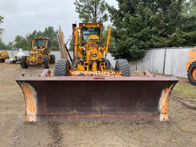 Image of John Deere 672A equipment image 1