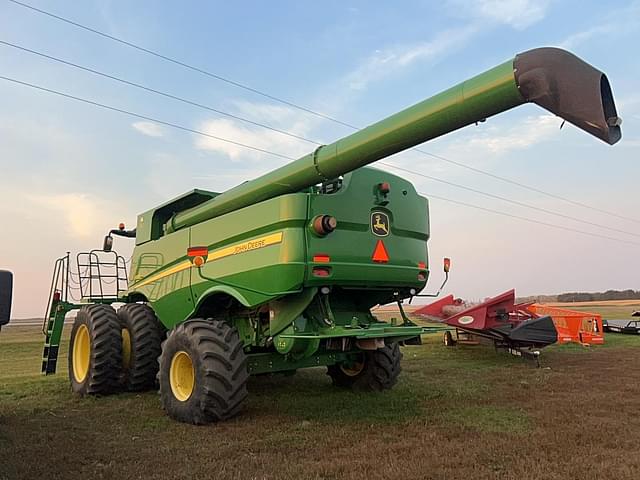 Image of John Deere S680 equipment image 1