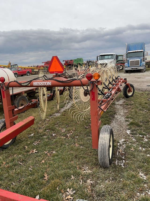 Image of Hesston 3983 equipment image 3