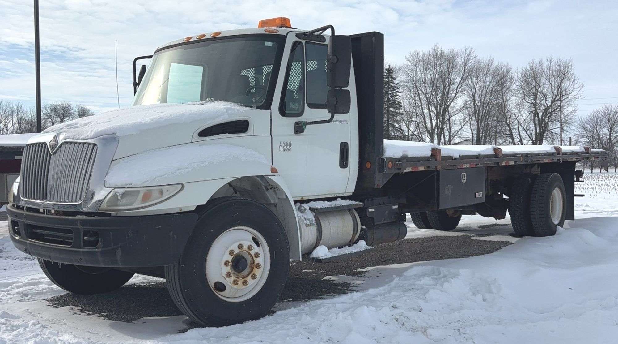2005 International 4300 Equipment Image0