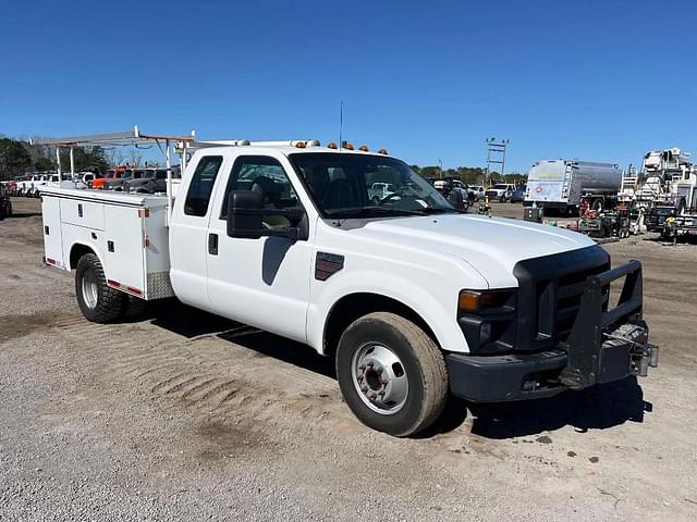 Image of Ford F-350 equipment image 3