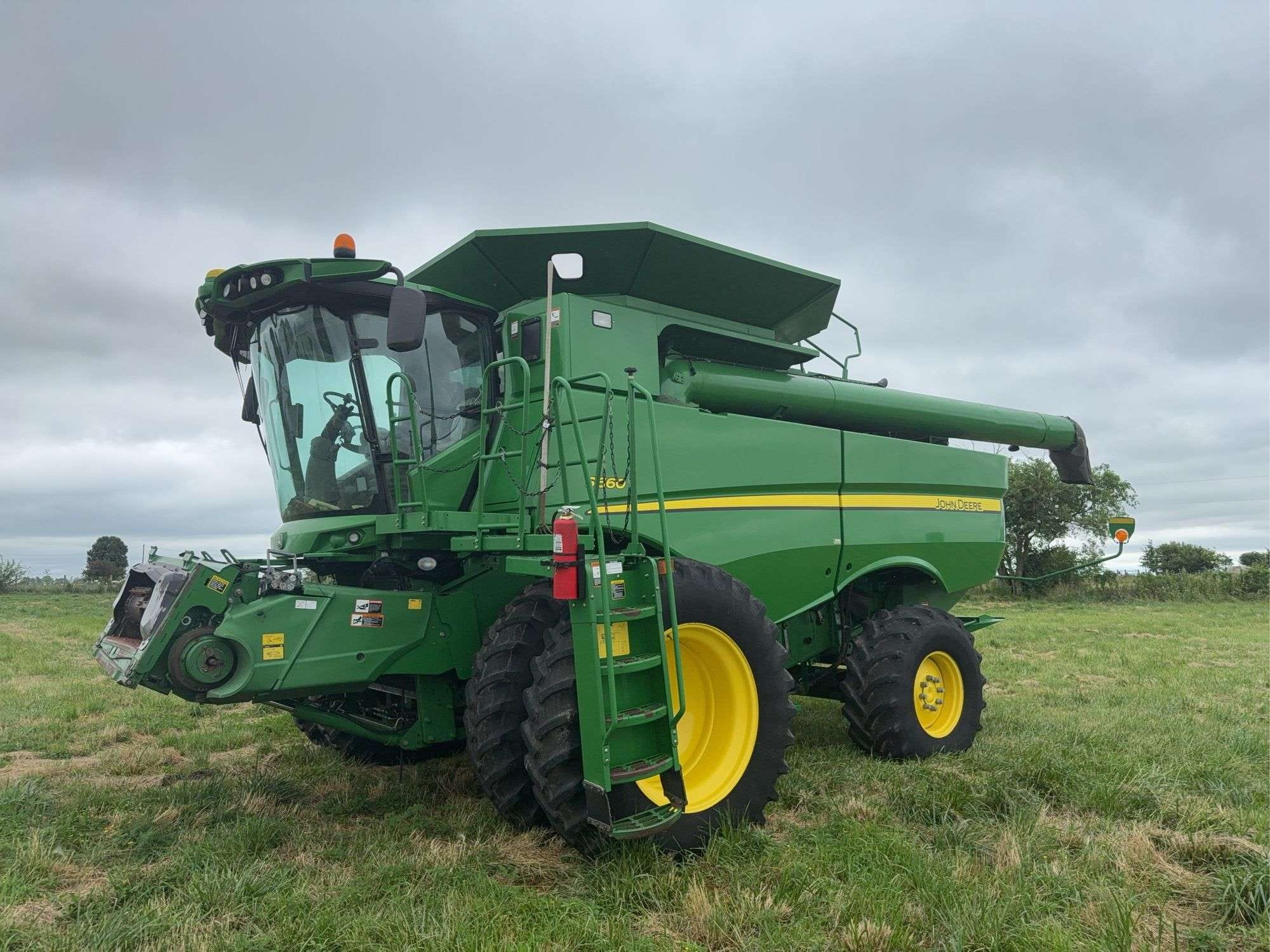 John Deere S660 Equipment Image0