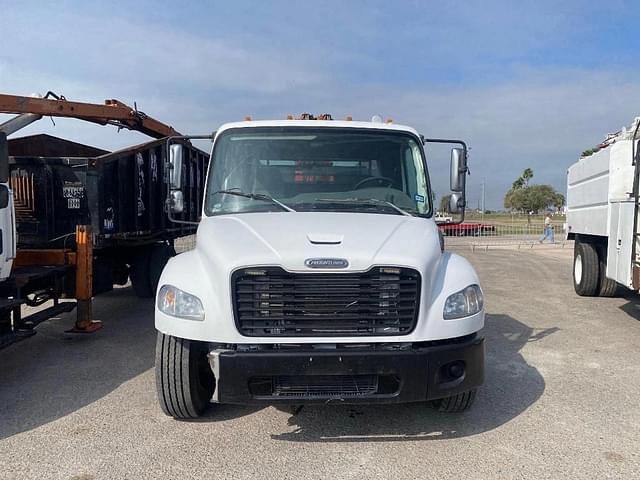 Image of Freightliner M2106 equipment image 4