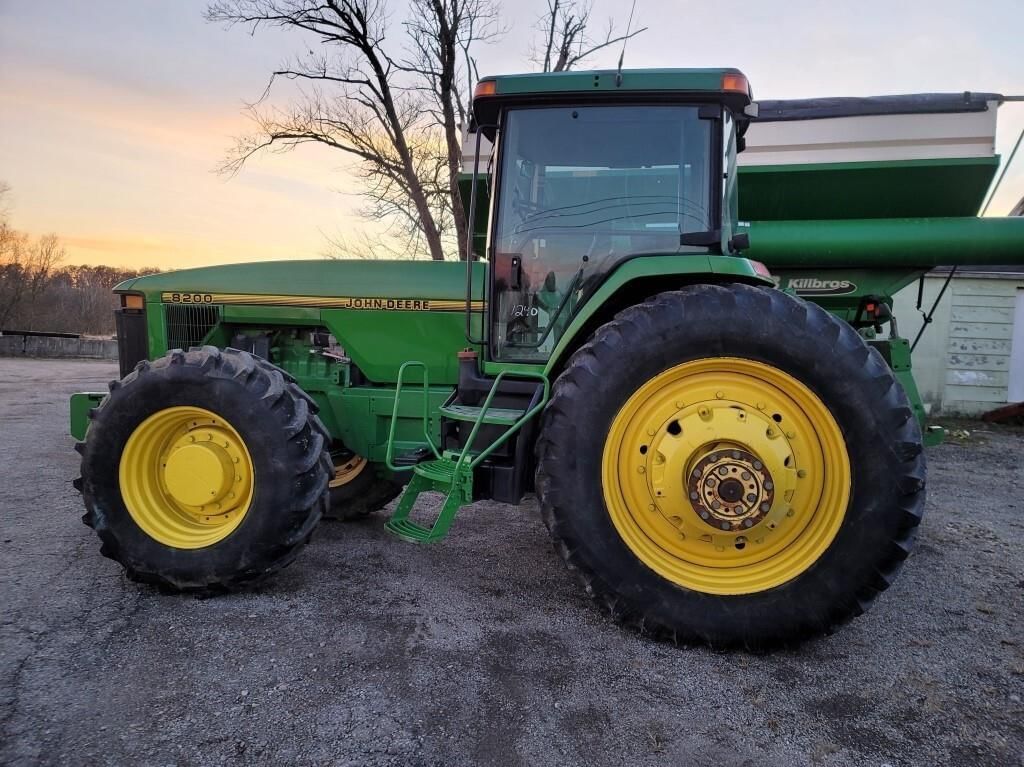 Main image John Deere 8200