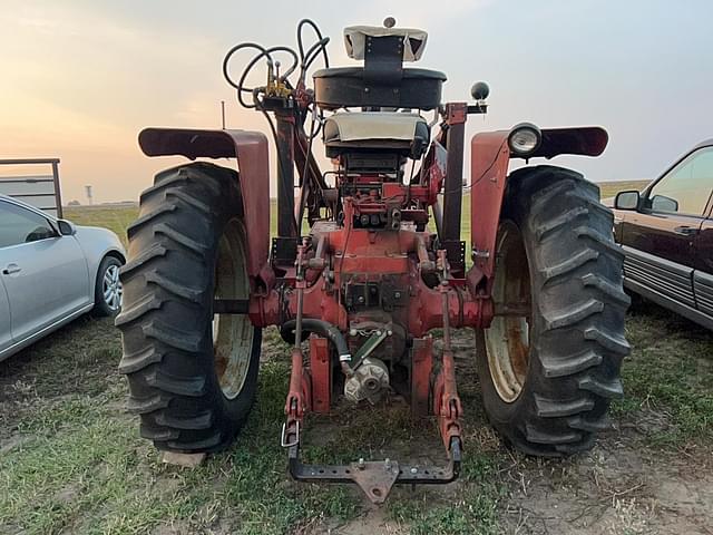 Image of Farmall 706 equipment image 2