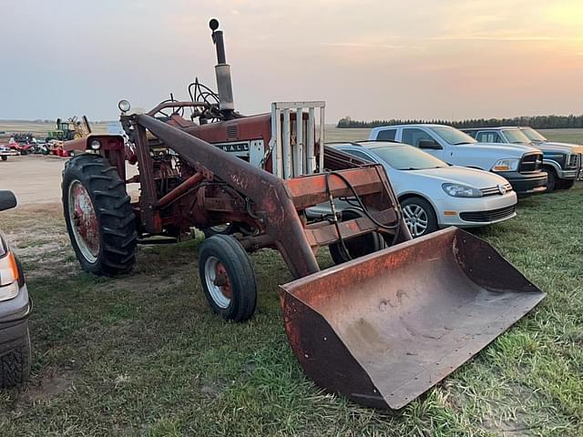 Image of Farmall 706 equipment image 4