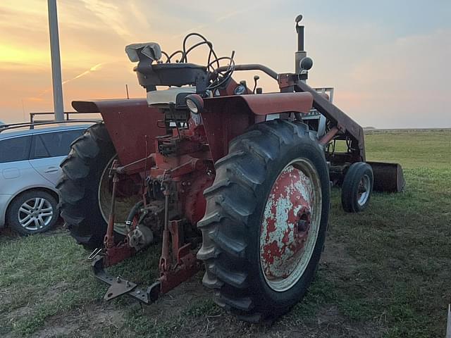 Image of Farmall 706 equipment image 3