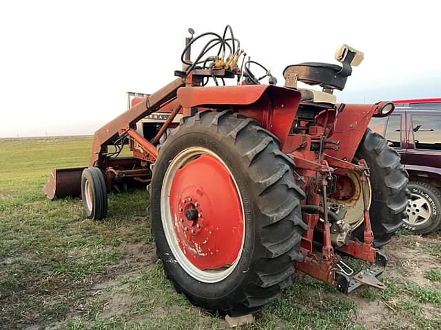 Image of Farmall 706 equipment image 1