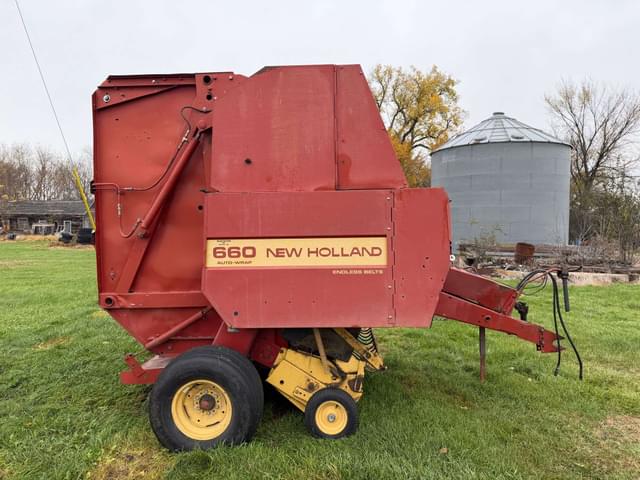 Image of New Holland 660 equipment image 3