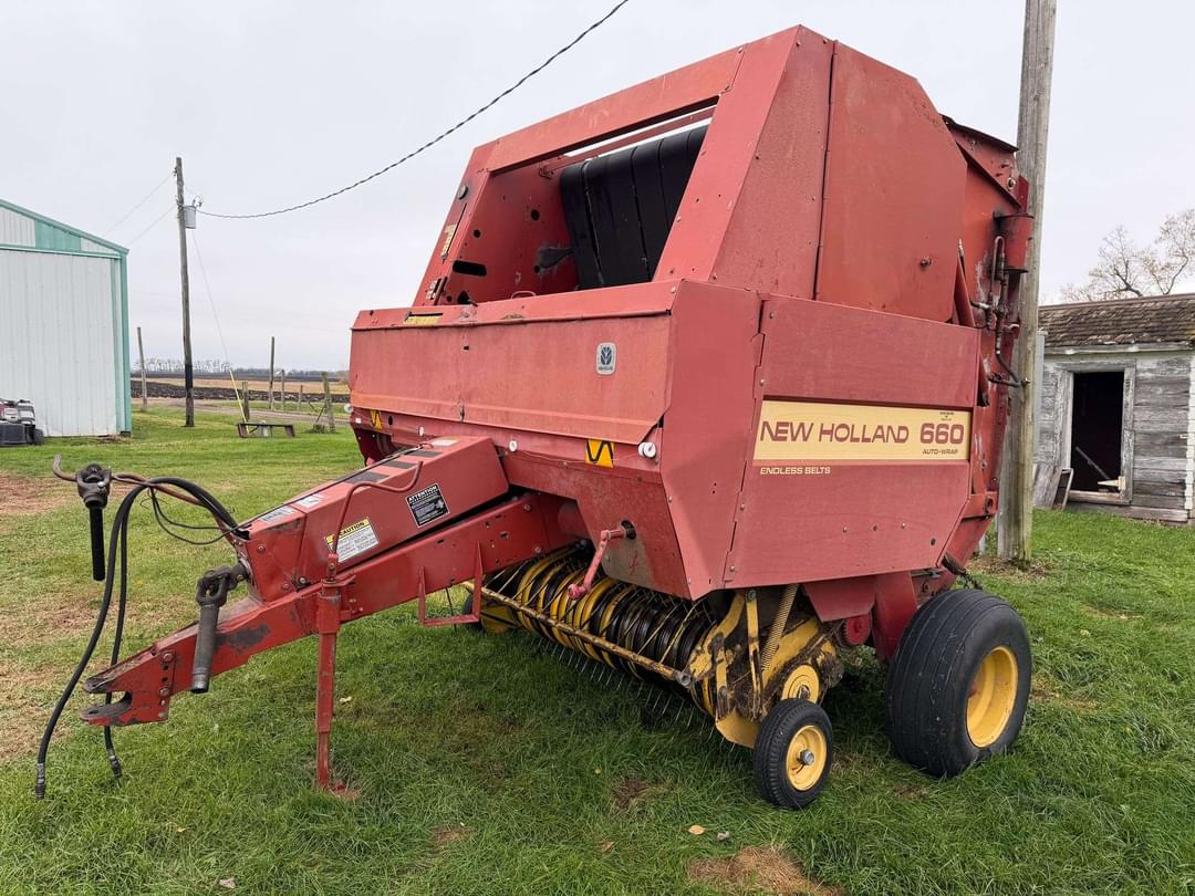 Image of New Holland 660 Primary image