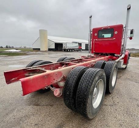 Image of Peterbilt 385 equipment image 2