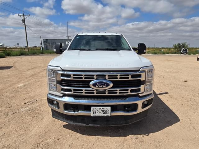 Image of Ford F-350 equipment image 4