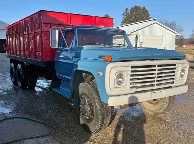 Image of Ford F-700 equipment image 2