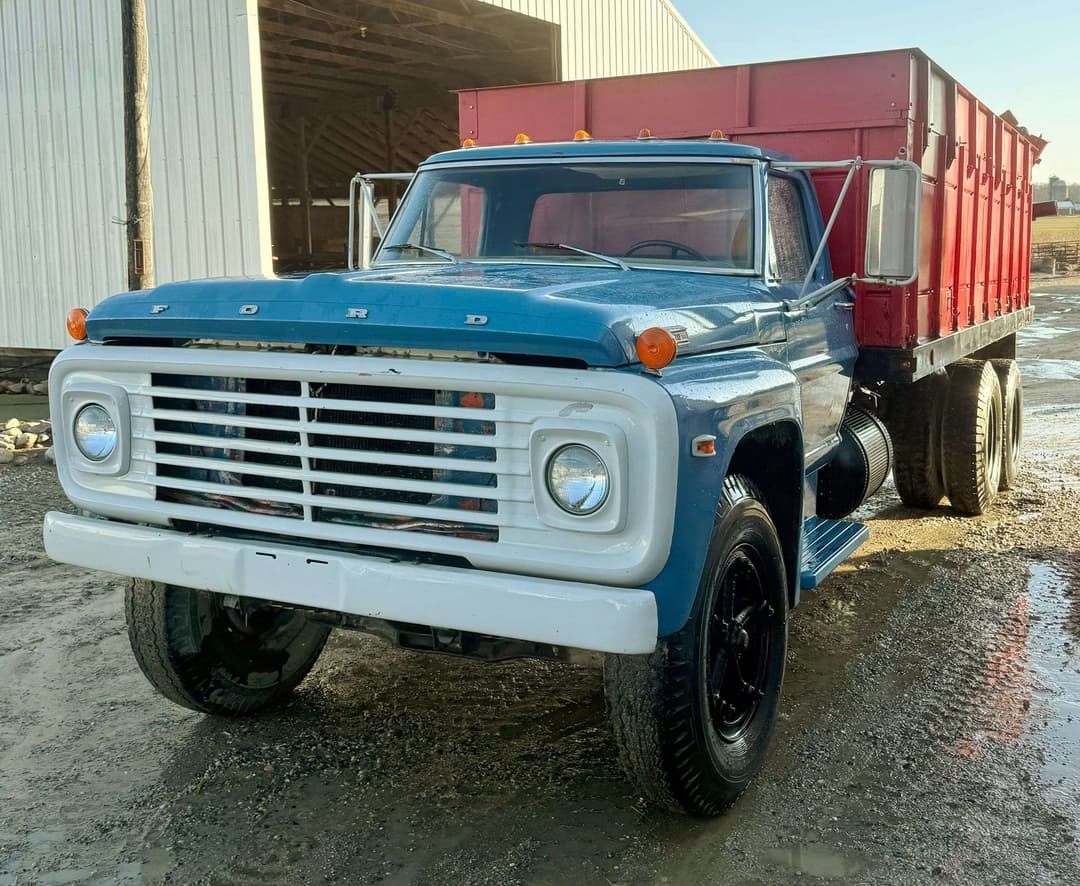 Image of Ford F-700 Primary image