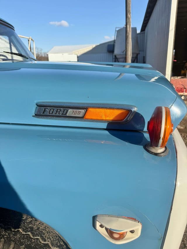 Image of Ford F-700 equipment image 3