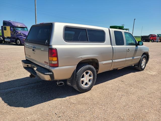 Image of GMC Sierra 1500 equipment image 2