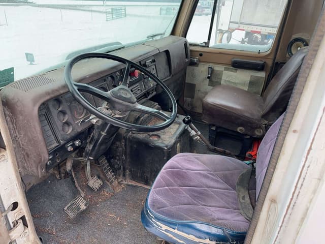 Image of International S2300 equipment image 4