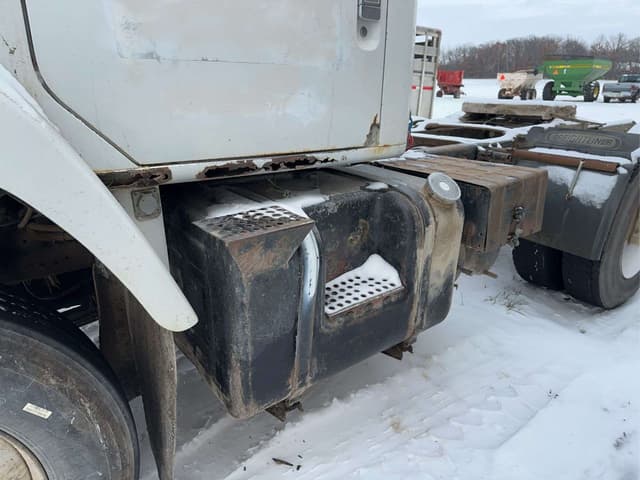 Image of International S2300 equipment image 3