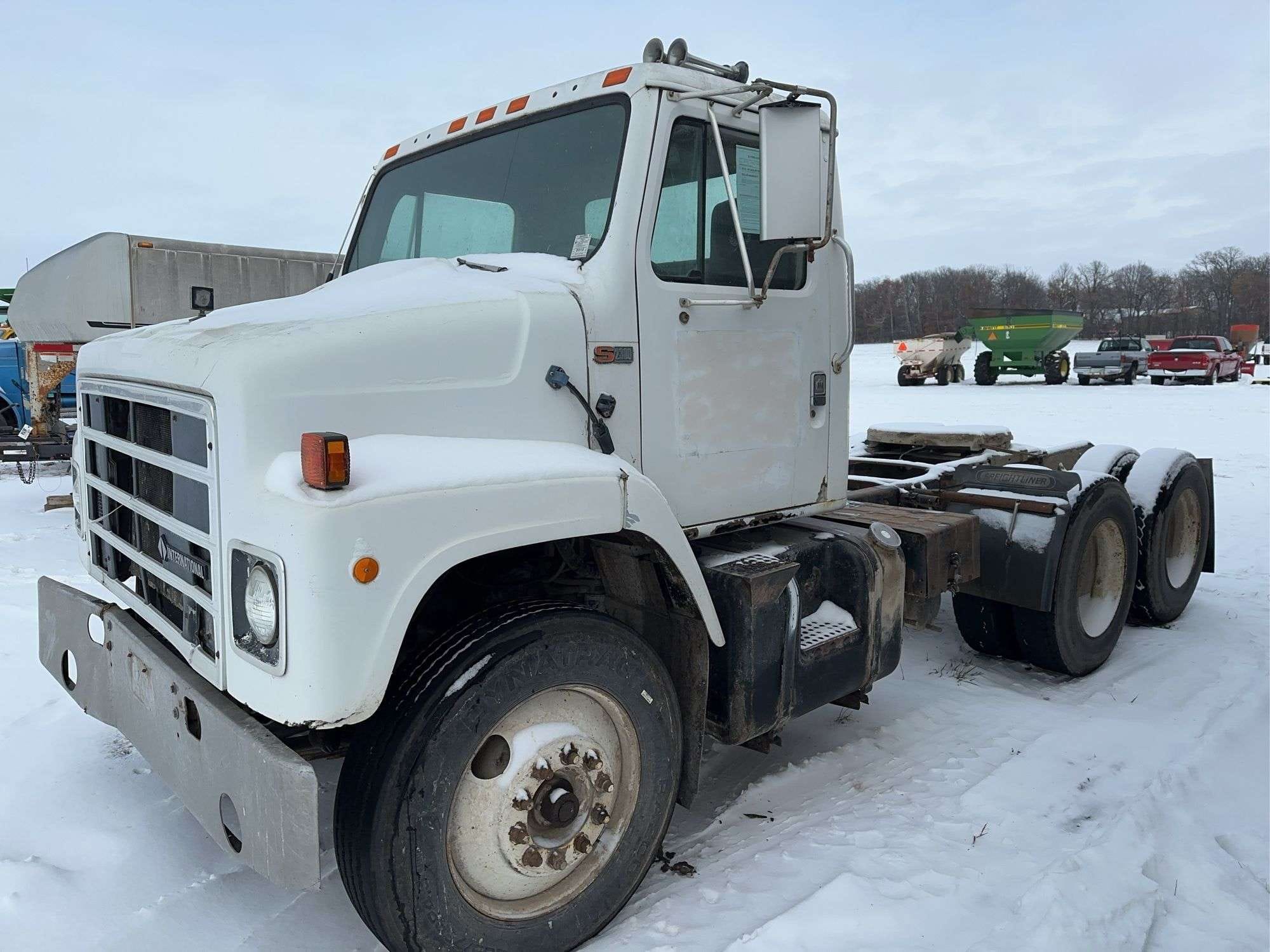 1985 International S2300 Equipment Image0