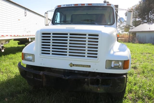 Image of International 4900DT equipment image 2