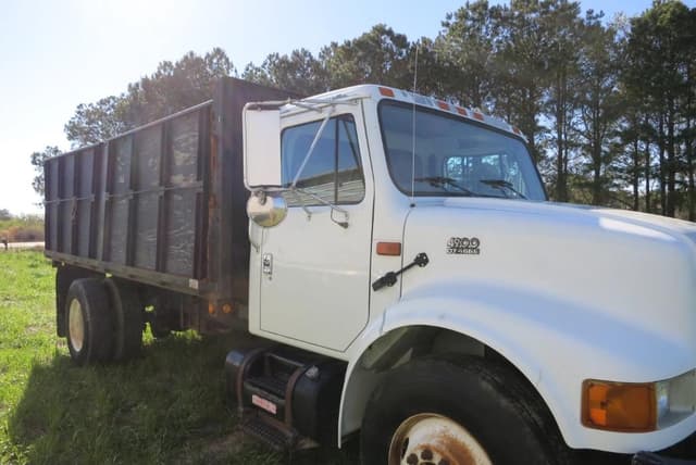 Image of International 4900DT equipment image 4