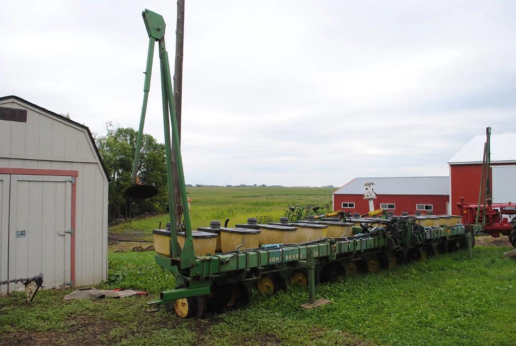 Image of John Deere 7100 Primary image