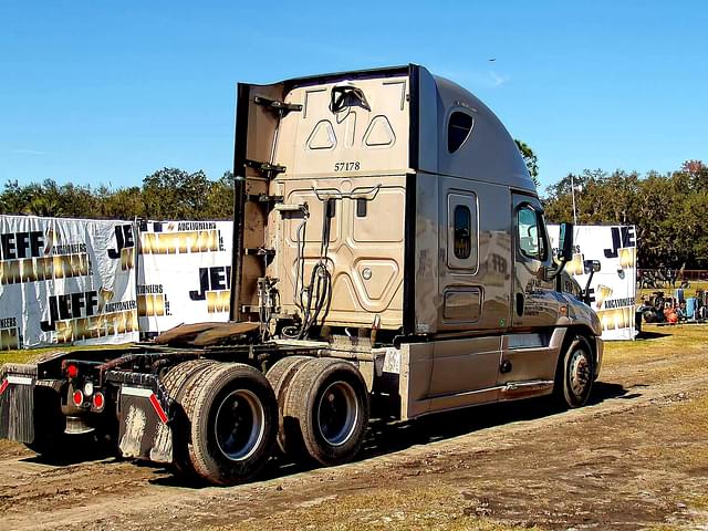 Image of Freightliner Cascadia equipment image 4