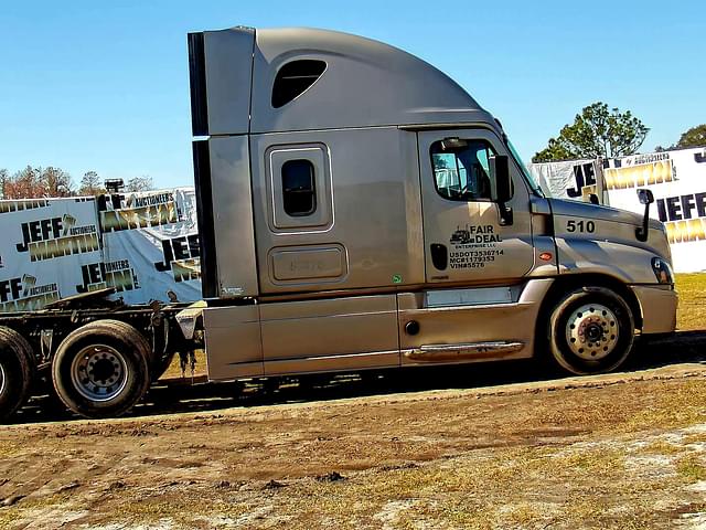 Image of Freightliner Cascadia equipment image 3