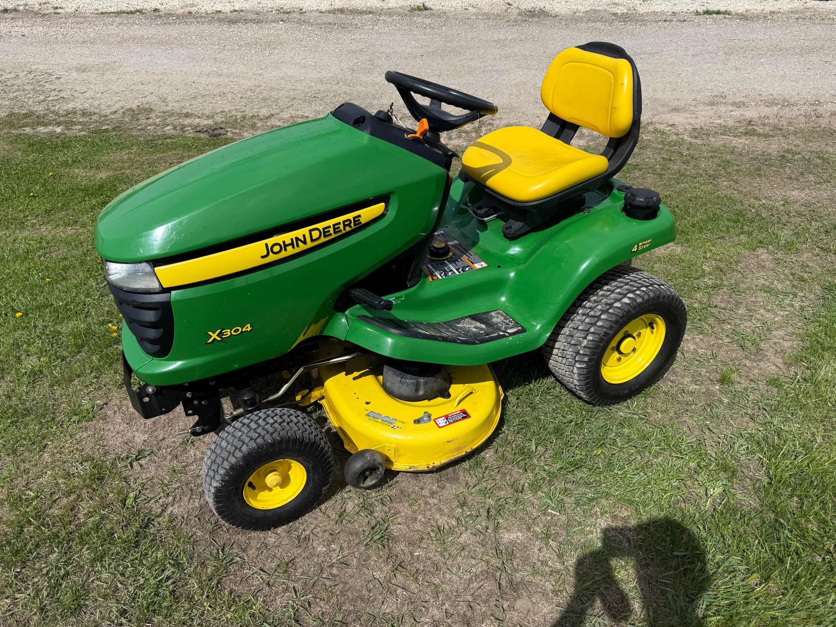 2010 John Deere X304 Equipment Image0