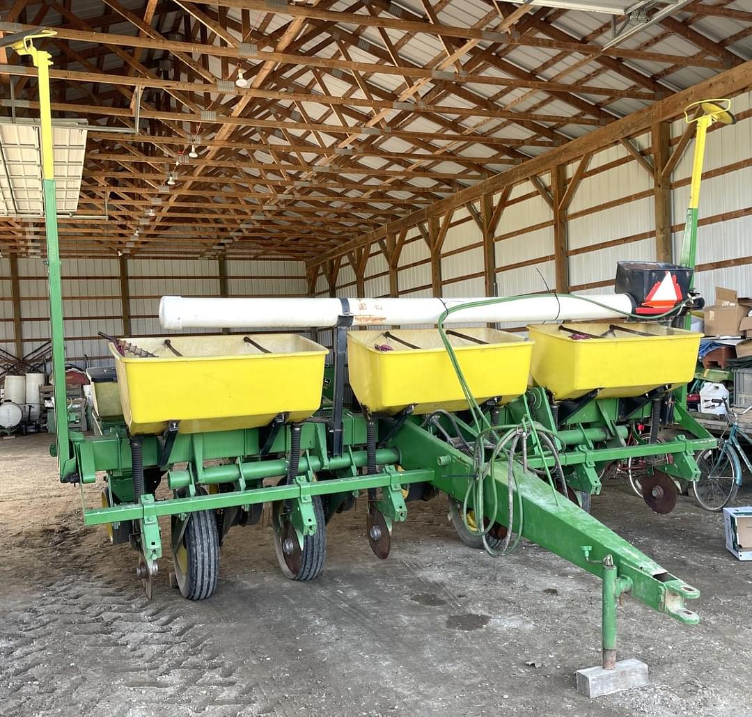 Image of John Deere 7000 Image 0