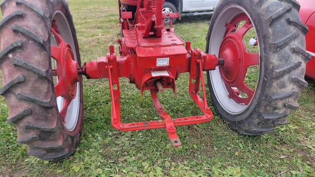 Image of Farmall H equipment image 2