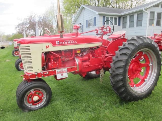 Image of Farmall M equipment image 2