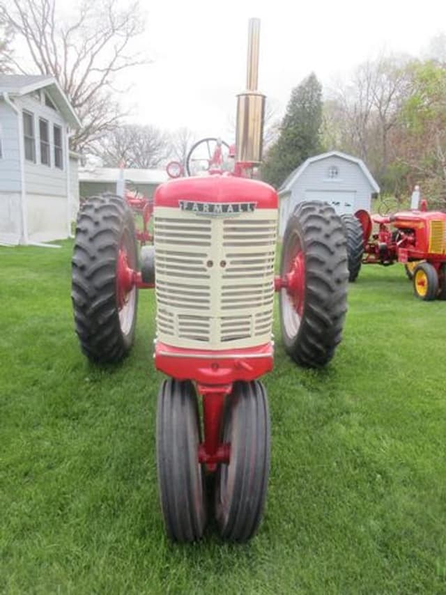 Image of Farmall M equipment image 1
