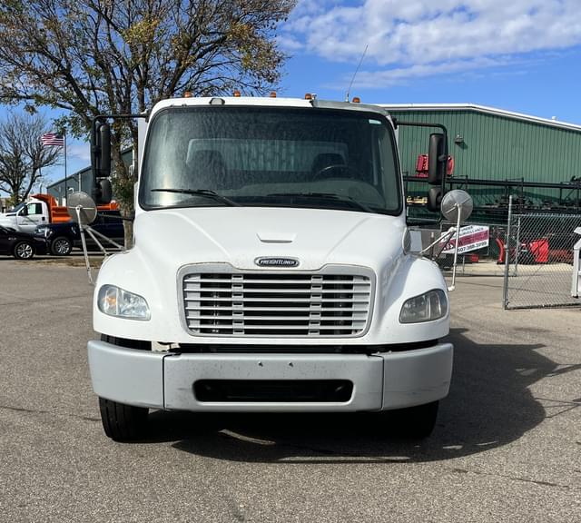 Image of Freightliner M2 106 equipment image 2