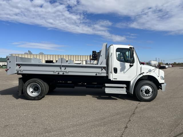 Image of Freightliner M2 106 equipment image 4