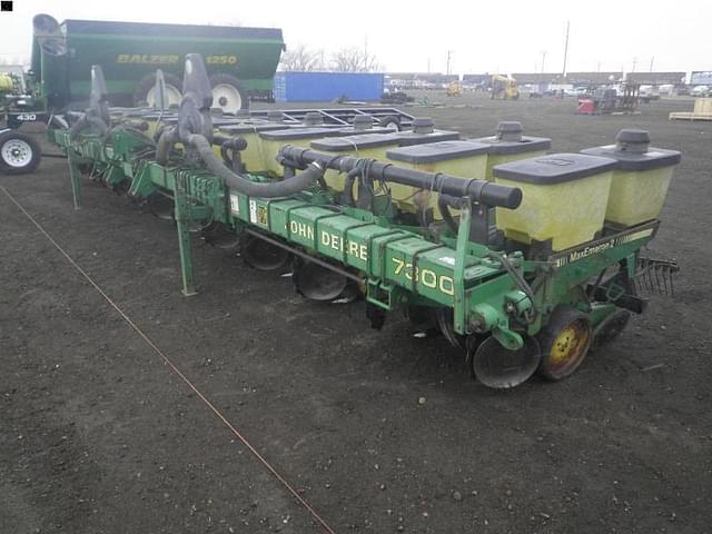 Image of John Deere 7300 equipment image 2