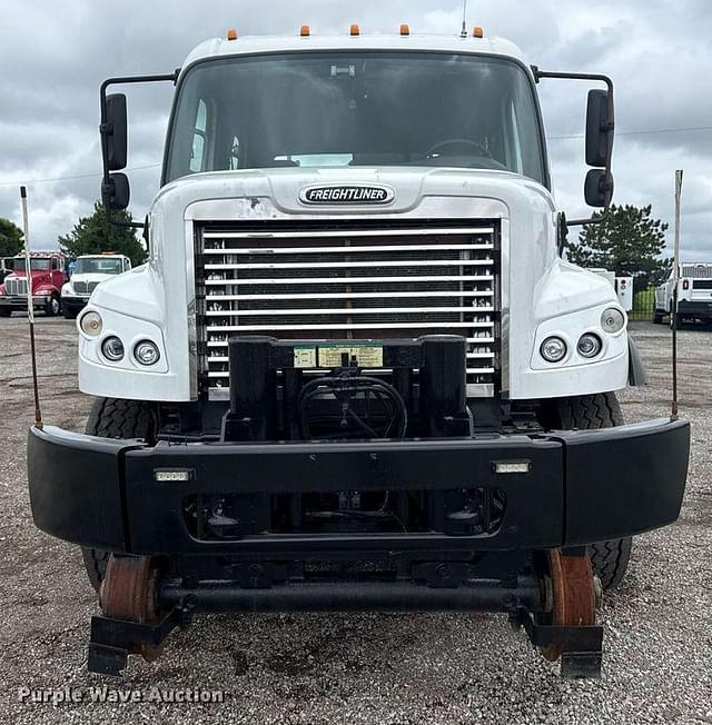 Image of Freightliner Business Class M2 equipment image 1