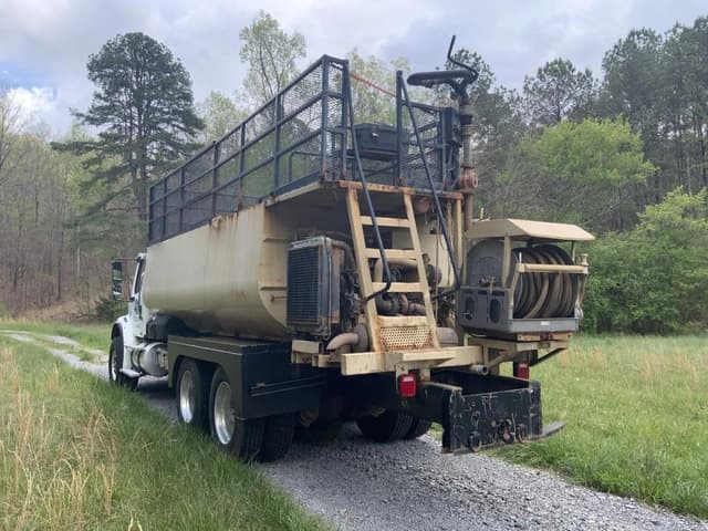 Image of Freightliner M2 112 equipment image 3