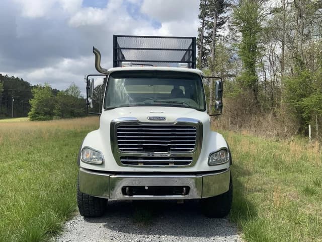 Image of Freightliner M2 112 equipment image 2