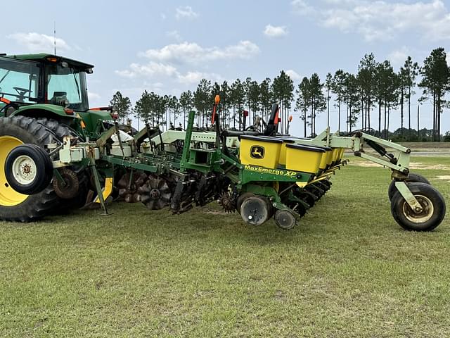Image of John Deere 1700 equipment image 2