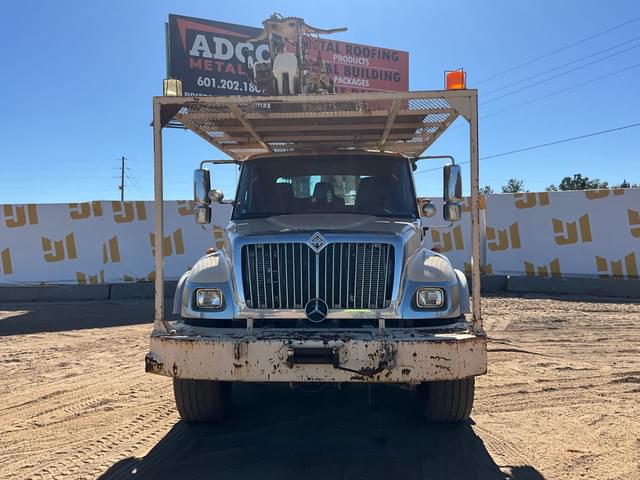 Image of International 7400 equipment image 1