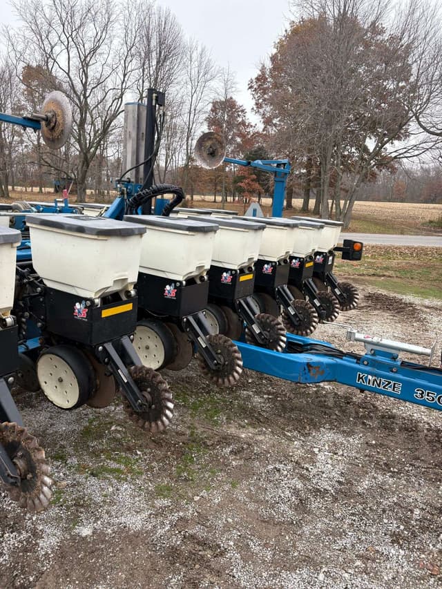Image of Kinze 3500 equipment image 4